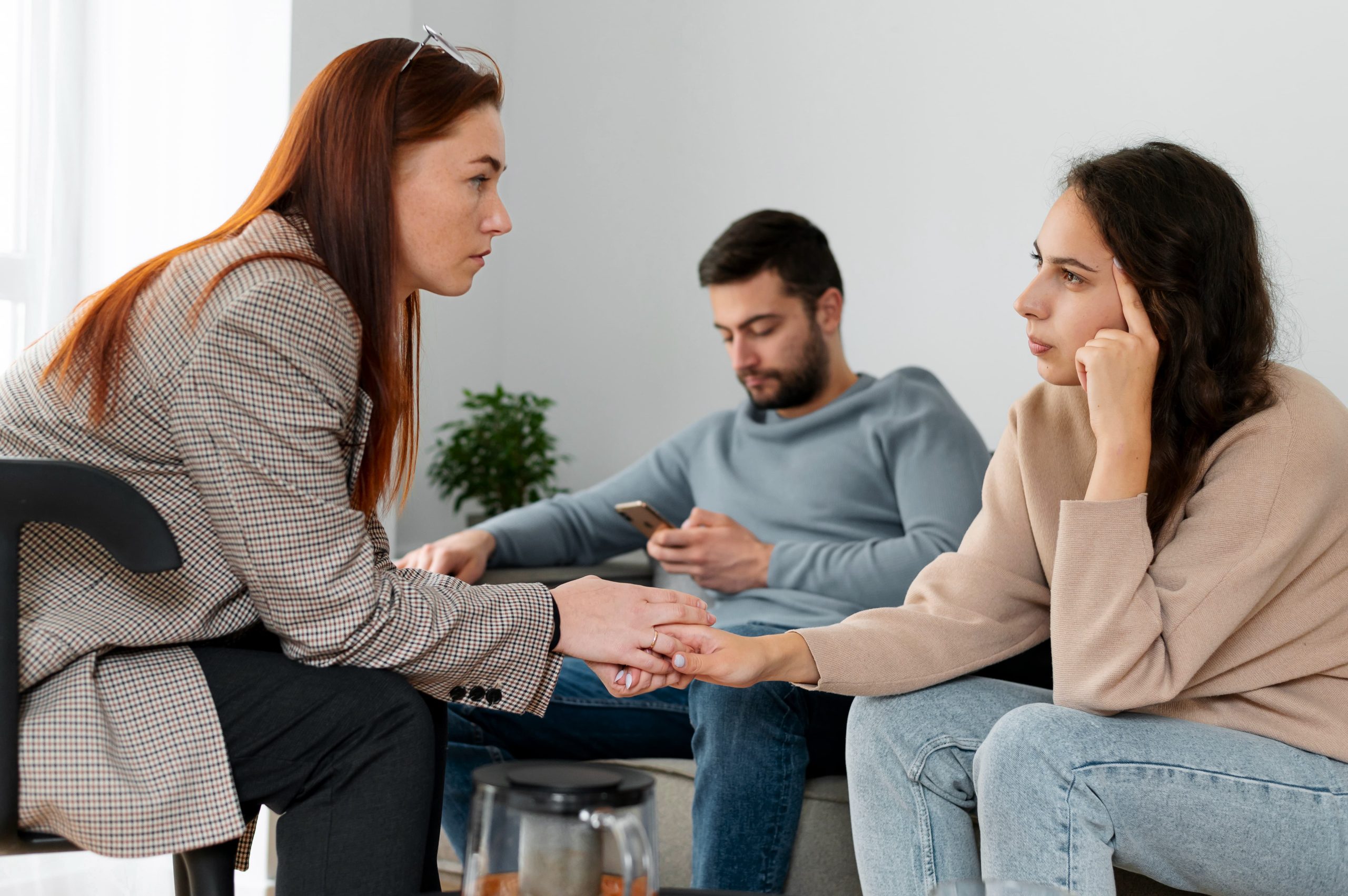medium-shot-woman-discussing-with-therapist medium-shot-woman-discussing-with-therapist